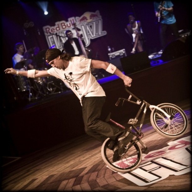 Freestyle - BMX FLAT - pro rider Viky Gomez au Red Bull Flamenco 2011