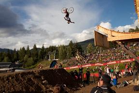 VTT slopestyle, Sam Pilgrim au Whistler Crankworx aux USA, son premier flip sans les mains.